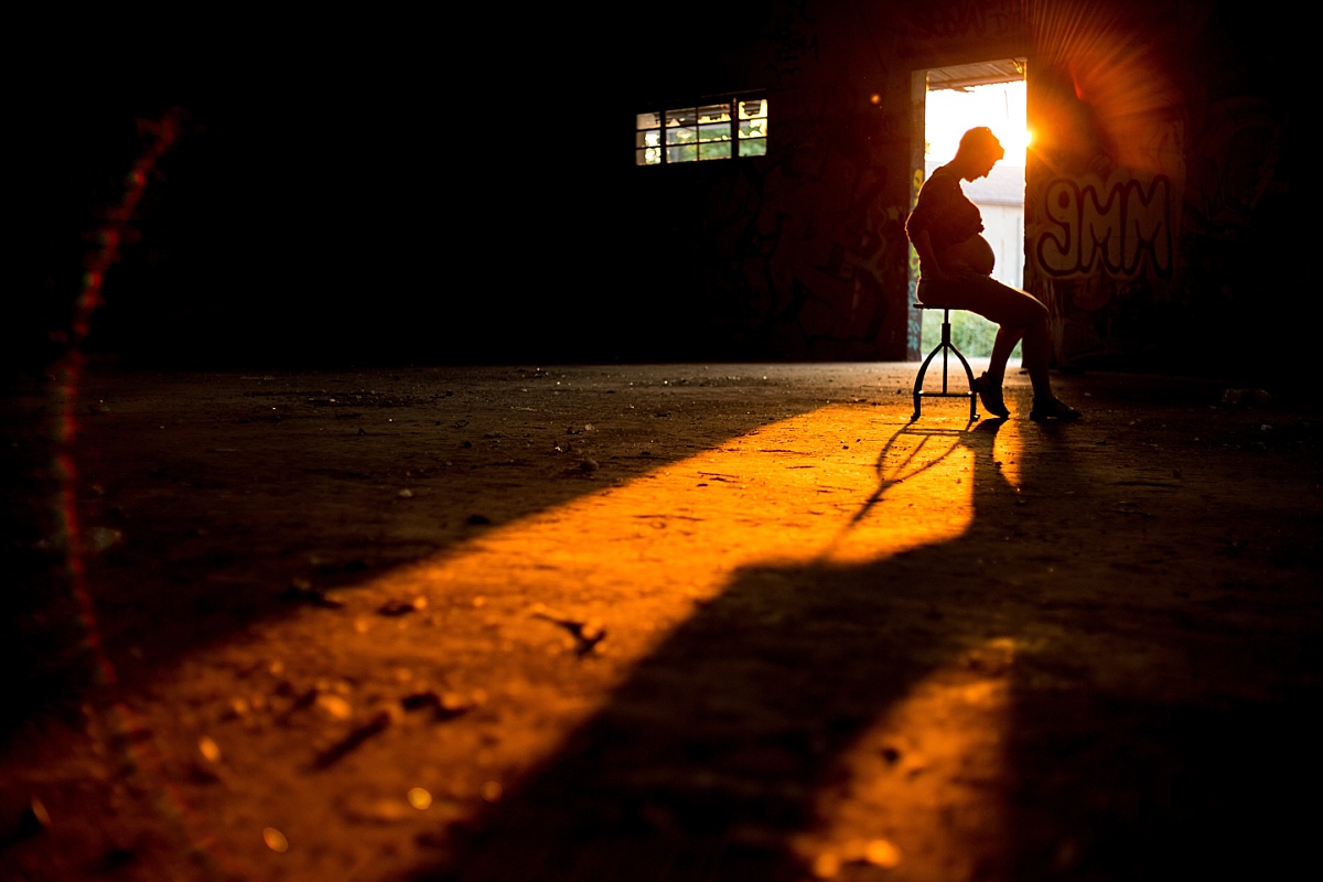 photographe grossesse toulouse-anaisbertrand-grossesse urbex-photographe lifetsyle toulouse-golden hour-grossesse clair-obscur